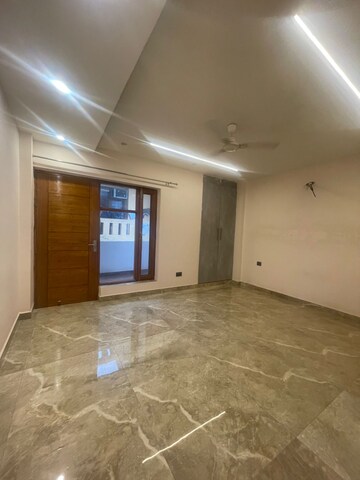 Room in 3 BHK Builder Floor at Green Fields Colony – for Rent