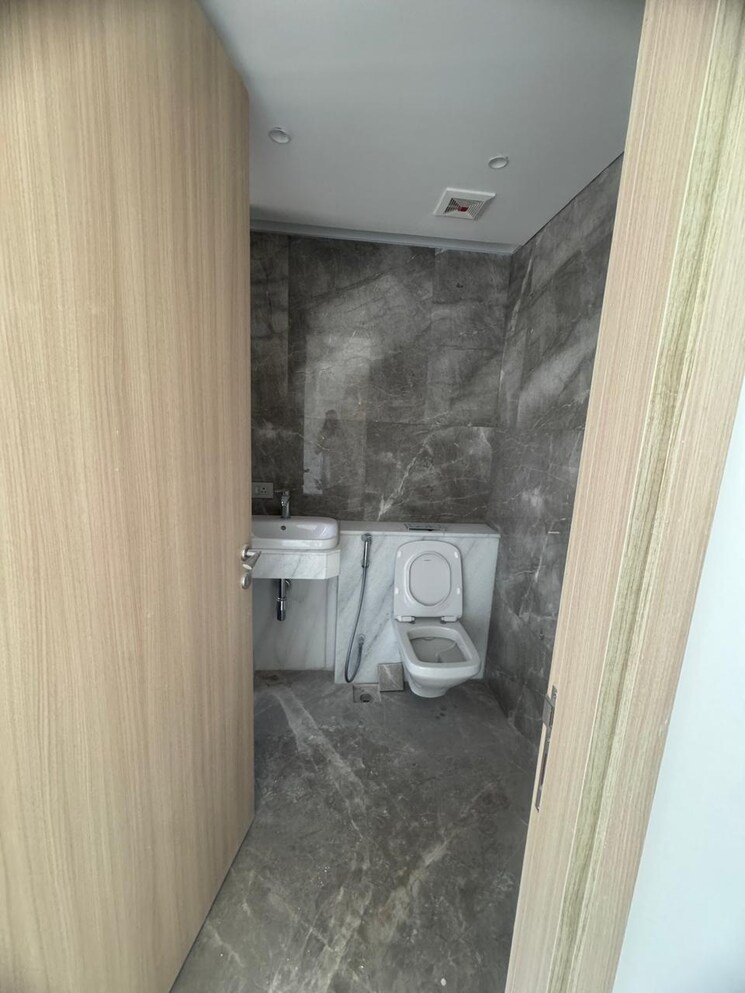 Bathroom, rustomjee-crown 4 Bedroom 2300 Sq.Ft. Apartment In Prabhadevi Mumbai 9199772