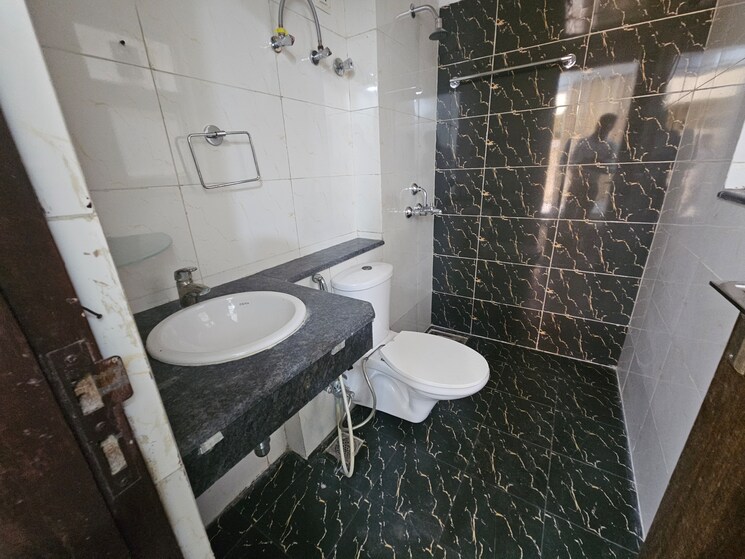 Bathroom, bptp-parklands 3 Bedroom 190 Sq.Yd. Builder Floor In Sector 76 Faridabad 9199854