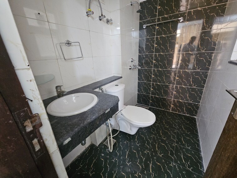 Bathroom, bptp-parklands 3 Bedroom 190 Sq.Yd. Builder Floor In Sector 76 Faridabad 9199854