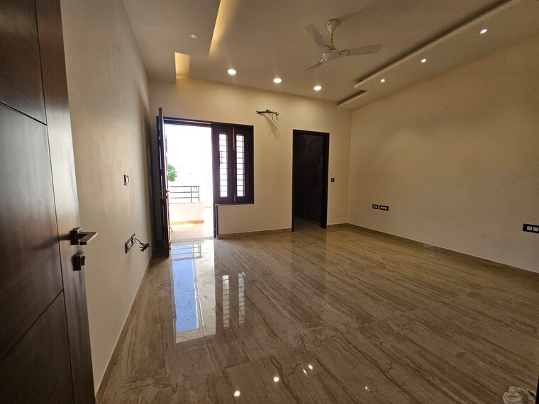 Room, bptp-parklands 6+ Bedroom 303 Sq.Yd. Independent House In Sector 76 Faridabad 9200084