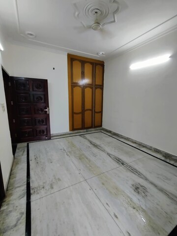 Room in 2 BHK Builder Floor at Green Fields Colony – for Rent