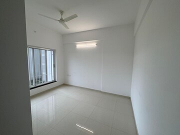 Room in 2 BHK Apartment at Runwal The Central Park, Chinchwad – for Rent