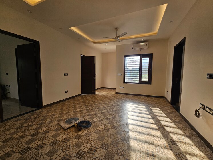 Room, bptp-parklands 6+ Bedroom 303 Sq.Yd. Independent House In Sector 76 Faridabad 9200162