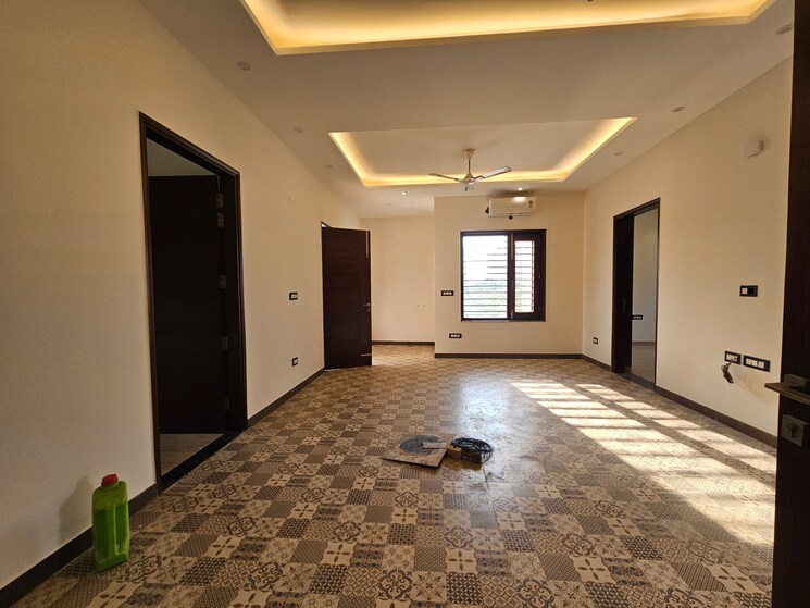 Room, bptp-parklands 6+ Bedroom 303 Sq.Yd. Independent House In Sector 76 Faridabad 9200162