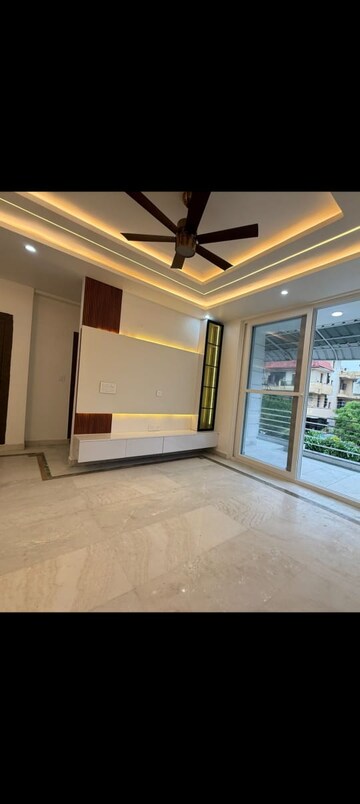Room in 3 BHK Apartment at Emaar Palm Gardens, Sector 83 – for Sale