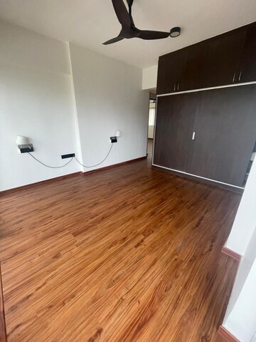 Room in 4 BHK Apartment at Sterling Seaface, Worli – for Rent