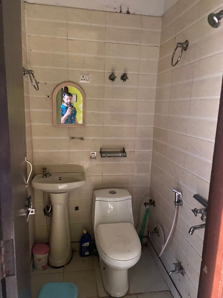 Bathroom, nirman vihar 2 Bedroom 1559 Sq.Ft. Independent House In Nirman Vihar Delhi 9200610