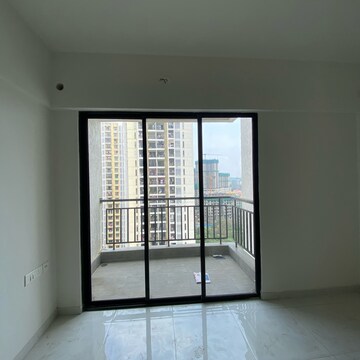 Room in 3 BHK Apartment at Runwal Gardens, Bhadra Nagar – for Rent