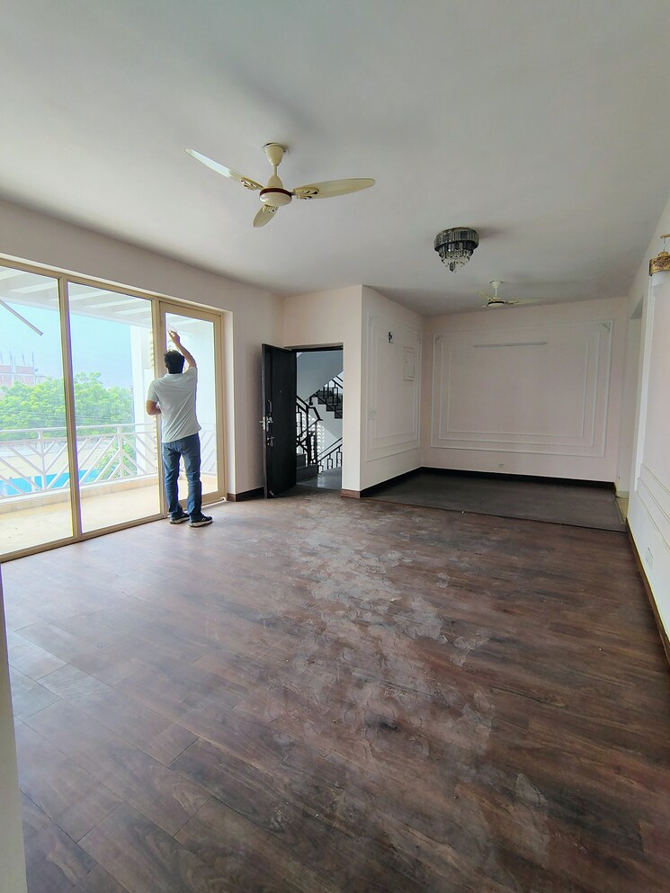 Room, puri-vip-floors 3 Bedroom 300 Sq.Yd. Builder Floor In Sector 81 Faridabad 9200755