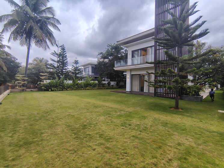 Garden, prestige-golfshire 5 Bedroom 6500 Sq.Ft. Villa In Nandi Hills Bangalore 9200840