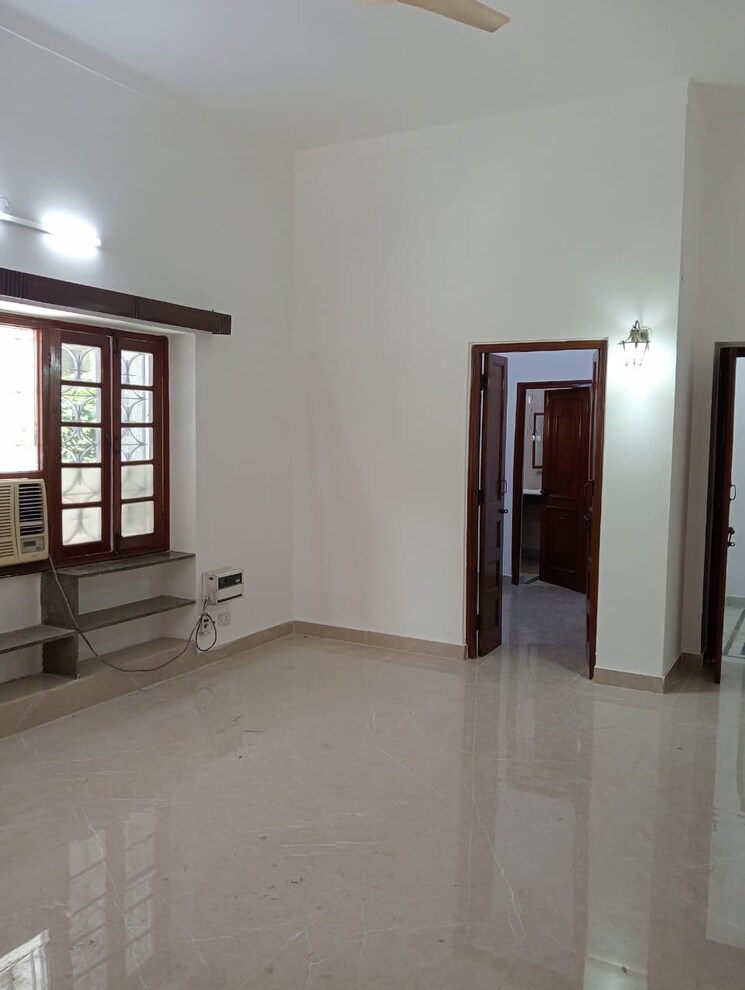 Room, east of kailash 3 Bedroom 1800 Sq.Ft. Builder Floor In East Of Kailash Delhi 9200933