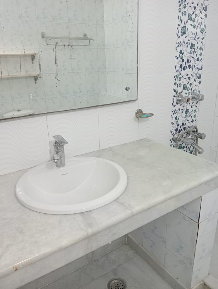 Bathroom, east of kailash 3 Bedroom 1800 Sq.Ft. Builder Floor In East Of Kailash Delhi 9200933