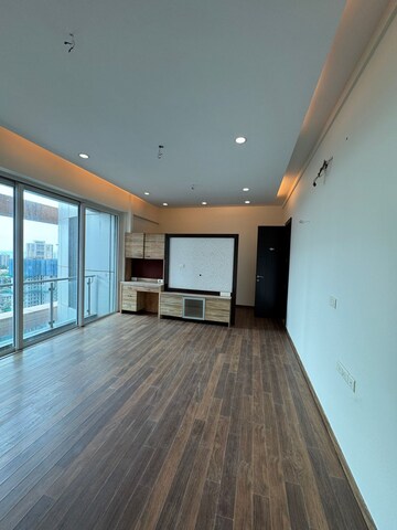 Room in 4 BHK Apartment at Raheja Atlantis, Lower Parel – for Rent
