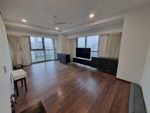 Room in 4 BHK Apartment at Bombay Realty Island City Centre II, Dadar East – for Rent