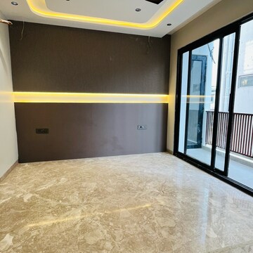 Room in 3 BHK Builder Floor at Ardee Mall, Sector 52a – for Sale