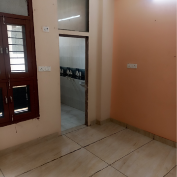 Room in 2 BHK Independent House at RWA Apartments Sector 52, Arun Vihar – for Rent
