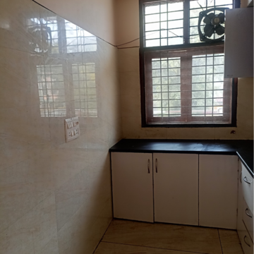 Room in 2 BHK Independent House at RWA Apartments Sector 52, Arun Vihar – for Rent