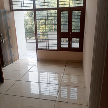 Room in 2 BHK Independent House at RWA Apartments Sector 52, Arun Vihar – for Rent