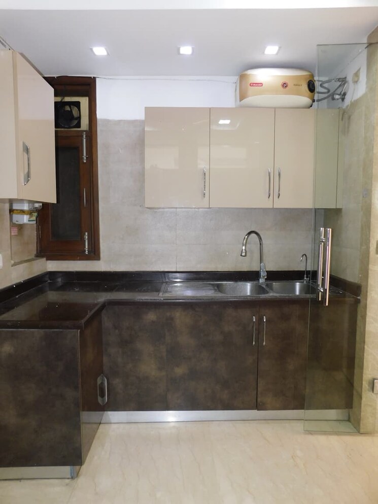 Kitchen, shivalik colony 3 Bedroom 200 Sq.Yd. Builder Floor In Shivalik Colony Delhi 9201117