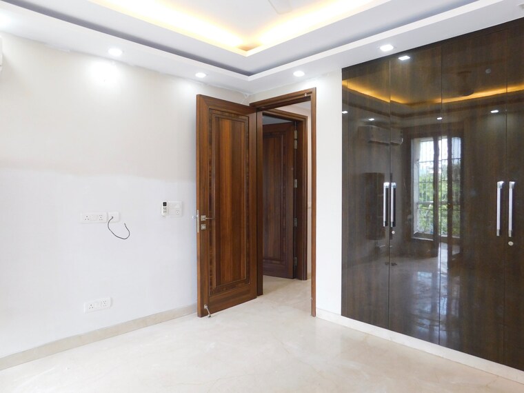 Room, shivalik colony 3 Bedroom 200 Sq.Yd. Builder Floor In Shivalik Colony Delhi 9201117