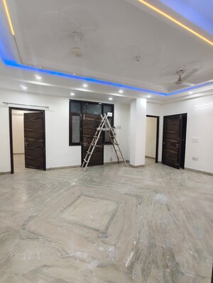Room in 4 BHK Builder Floor at Vasant Kunj – for Rent