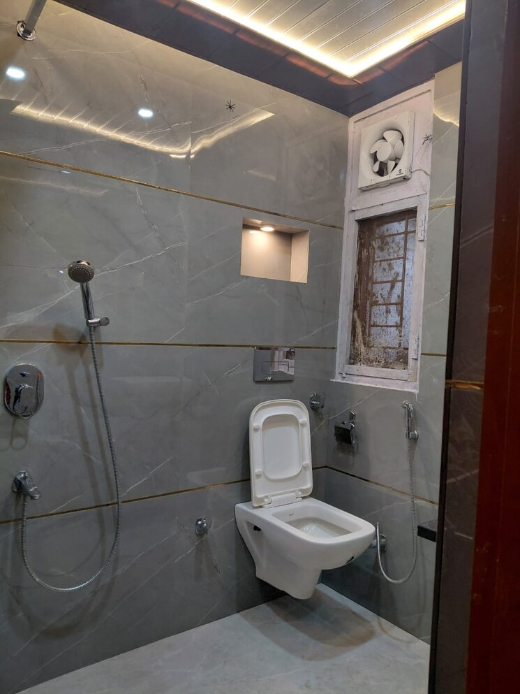 Bathroom, vasant kunj 4 Bedroom 2000 Sq.Ft. Builder Floor In Vasant Kunj Delhi 9201338