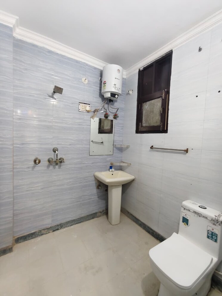 Bathroom, vasant kunj 4 Bedroom 2000 Sq.Ft. Builder Floor In Vasant Kunj Delhi 9201338