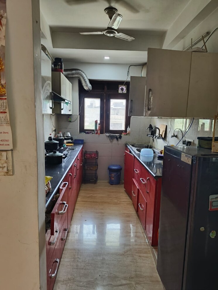 Kitchen, anand vihar 3 Bedroom 180 Sq.Yd. Builder Floor In Anand Vihar Delhi 9201500