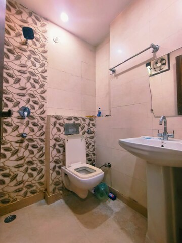 Attached Bathroom in 2 BHK Builder Floor at Dwarka Mor – for Rent