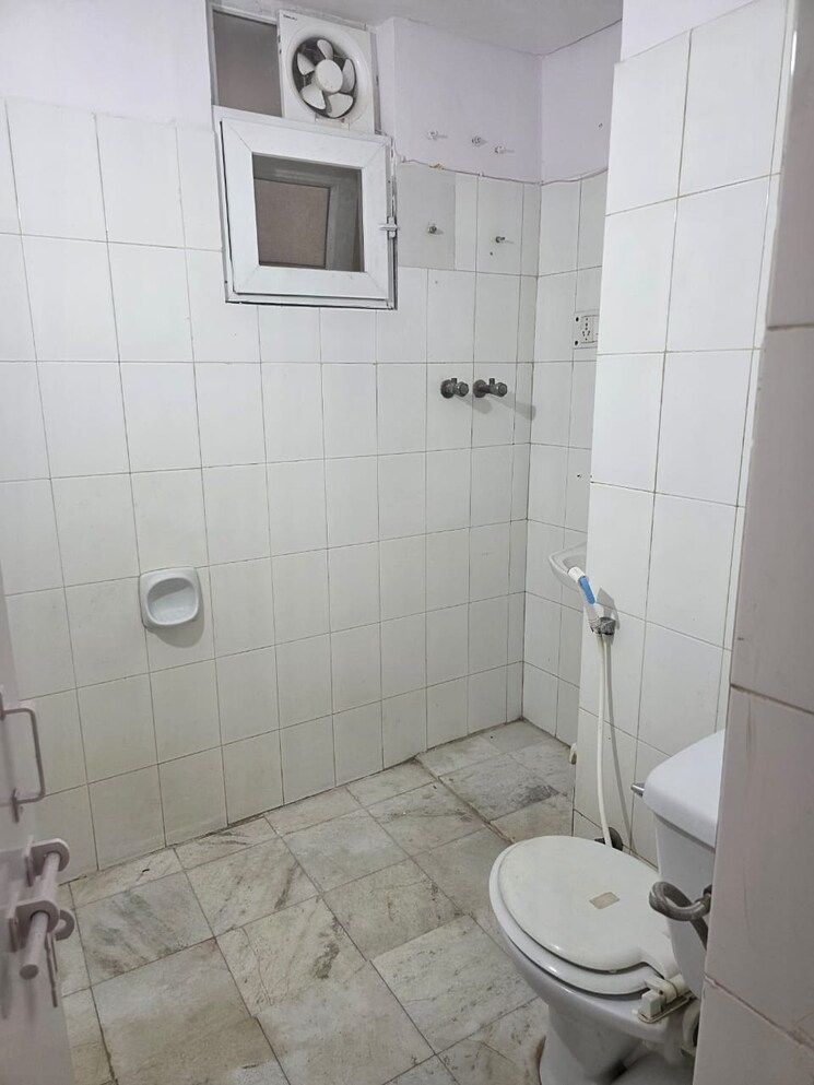 Bathroom, kendriya-vihar-noida 3 Bedroom 1229 Sq.Ft. Apartment In Sector 51 Noida 9201552