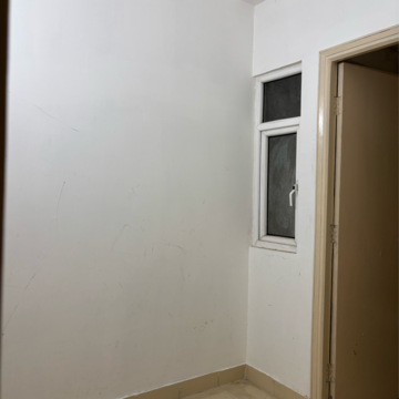 Room in 3.5 BHK Apartment at Mahagun Moderne, Sector 78 – for Rent