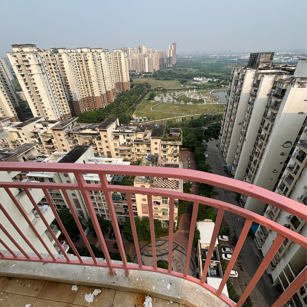 3.5 BHK + Servant Room Apartment For Rent in Mahagun Moderne