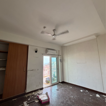 Room in 3.5 BHK Apartment at Mahagun Moderne, Sector 78 – for Rent