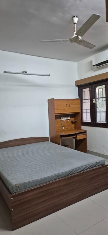 Room in 3 BHK Apartment at DDA Rosewood Apartments, Vasant Kunj – for Rent
