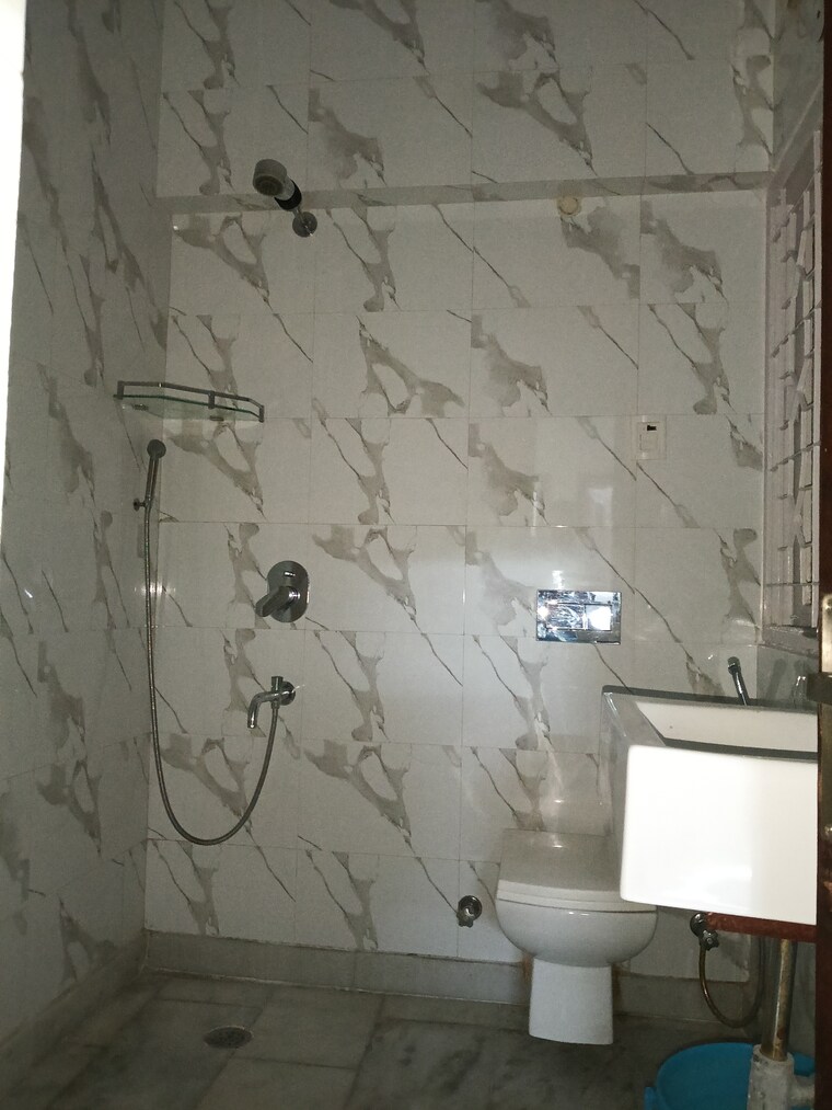 Bathroom, east of kailash 2 Bedroom 1600 Sq.Ft. Builder Floor In East Of Kailash Delhi 9201844
