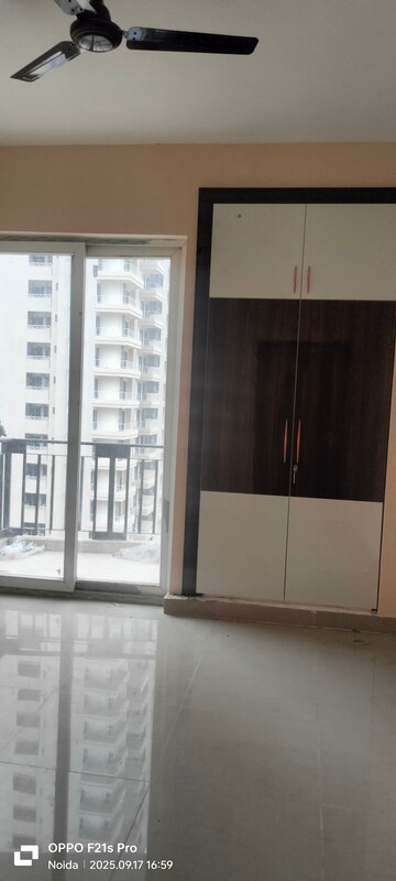 Room in 2 BHK Apartment at Tata Eureka Park, Sector 150 – for Rent
