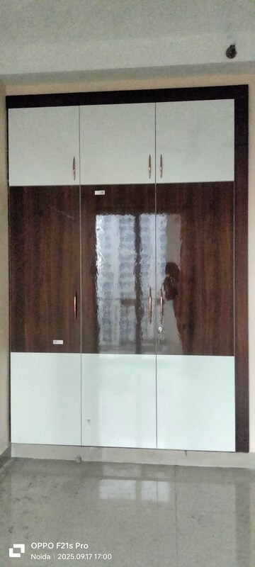 Room in 2 BHK Apartment at Tata Eureka Park, Sector 150 – for Rent