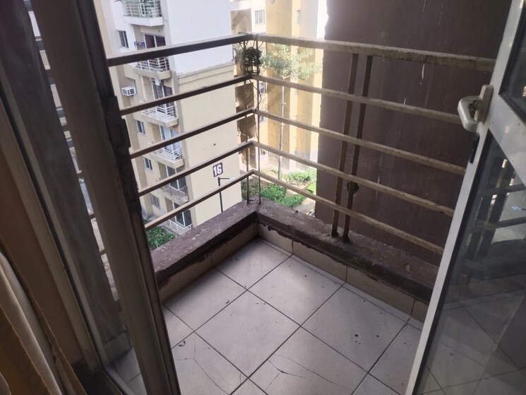 Balcony, paras-tierea 1 Bedroom 450 Sq.Ft. Apartment In Sector 137 Noida 9201899