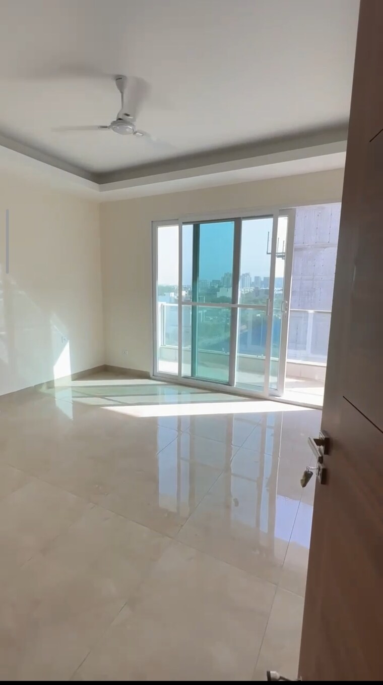 Room, uchdpl-veridia-oakwood-enclave 4 Bedroom 2385 Sq.Ft. Apartment In Wave City Ghaziabad 9202028