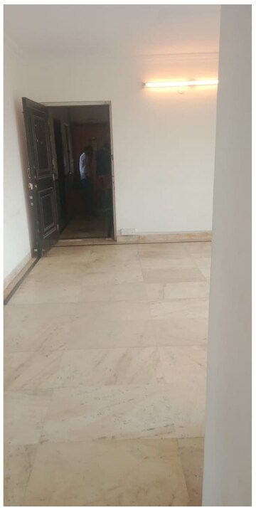 Room in 2 BHK Apartment at Brookhill Tower, Andheri West – for Rent