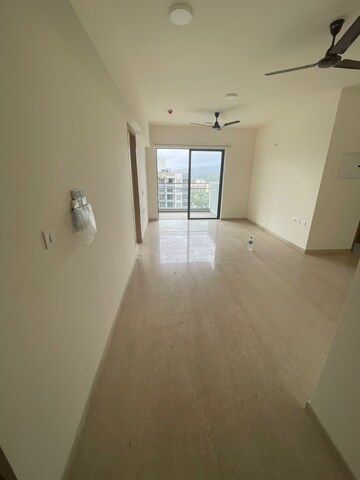 Room in 3 BHK Apartment at Kalpataru Vienta, Kandivali East – for Rent