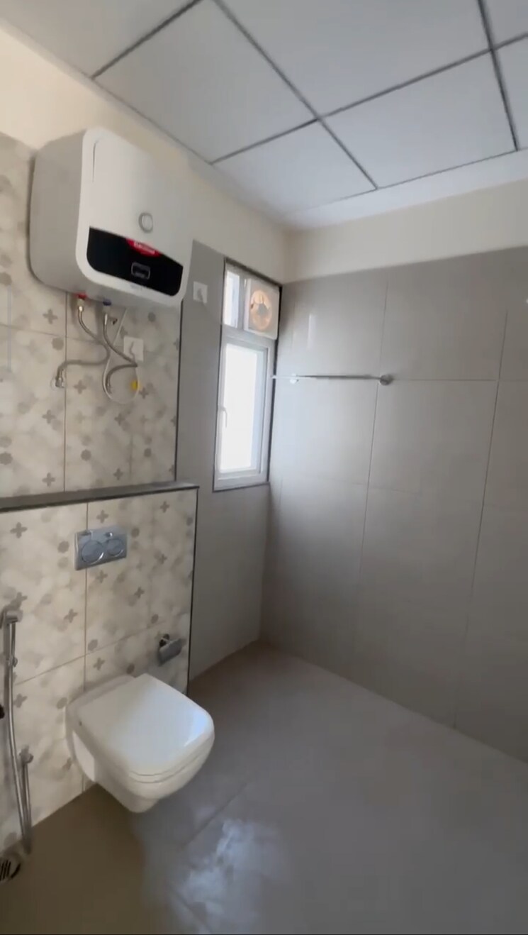 Bathroom, uchdpl-veridia-oakwood-enclave 4 Bedroom 2385 Sq.Ft. Apartment In Wave City Ghaziabad 9202215