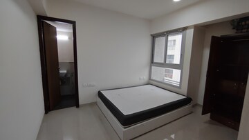 Room in 5 BHK Apartment at Piramal Vaikunth, Balkum Pada – for Rent