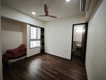 Room in 5 BHK Apartment at Piramal Vaikunth, Balkum Pada – for Rent