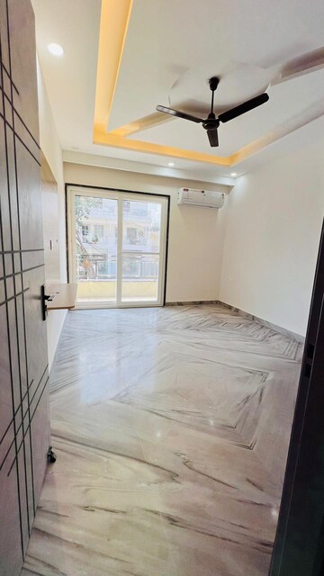 Bedroom in 3 BHK Builder Floor at Uday Arden 45, Sector 45 – for Rent