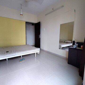 Room in 2 BHK Apartment at Lokhandwala Breeze Apartments, Lokhandwala Complex – for Rent