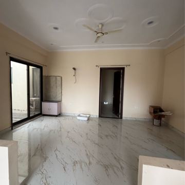 Bedroom in 2 BHK Builder Floor at Gomti Nagar – for Rent
