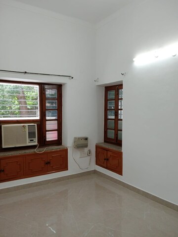 Room in 3 BHK Builder Floor at Greater Kailash I – for Rent
