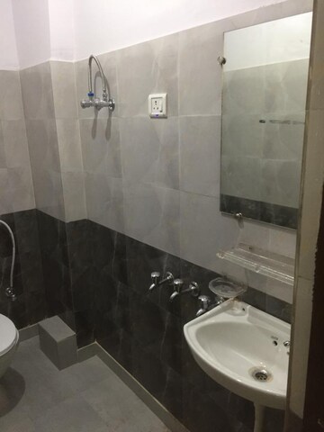 Bathroom in 2.5 BHK Builder Floor at Mayur Vihar – for Rent